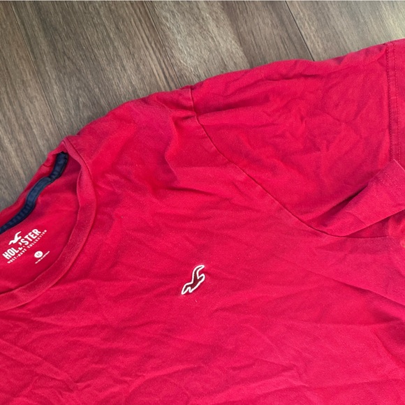 Hollister Men's Red Tee - Picture 2 of 5